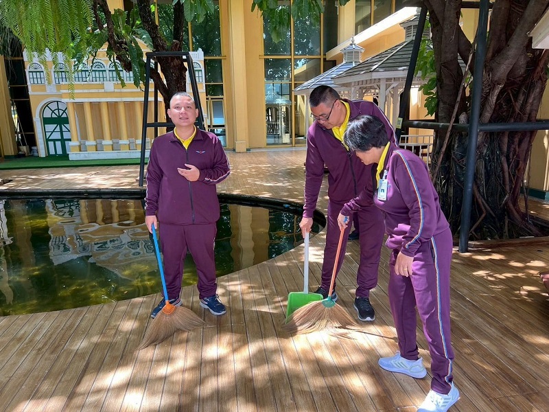 สำนักพัฒนาระบบราชการกลาโหม ได้จัดกำลังพลร่วมทำความสะอาด พื้นที่ด้านหน้าน้ำตกฝั่งอเมซอน