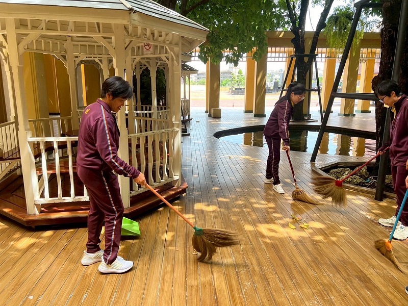 สำนักพัฒนาระบบราชการกลาโหม ได้จัดกำลังพลร่วมทำความสะอาด พื้นที่ด้านหน้าน้ำตกฝั่งอเมซอน