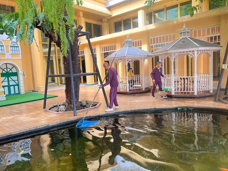 สำนักพัฒนาระบบราชการกลาโหม ได้จัดกำลังพลร่วมทำความสะอาด พื้นที่ด้านหน้าน้ำตกฝั่งอเมซอน, พื้นด้านหลังที่จอดรถผู้บังคับบัญชา ณ สำนักงานปลัดกระทรวงกลาโหม (พื้นที่ศรีสมาน)