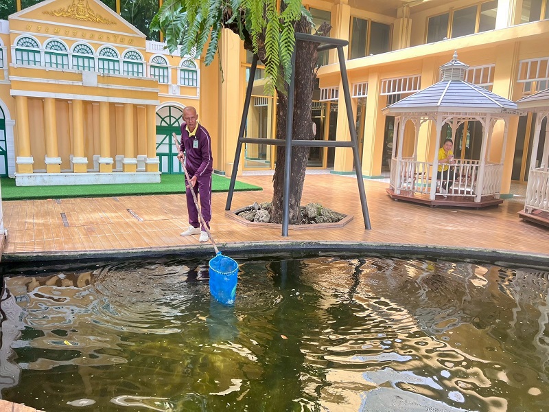 สำนักพัฒนาระบบราชการกลาโหม ได้จัดกำลังพลร่วมทำความสะอาด พื้นที่ด้านหน้าน้ำตกฝั่งอเมซอน, พื้นด้านหลังที่จอดรถผู้บังคับบัญชา ณ สำนักงานปลัดกระทรวงกลาโหม (พื้นที่ศรีสมาน)