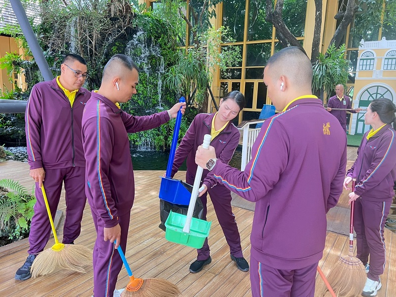 สำนักพัฒนาระบบราชการกลาโหม ได้จัดกำลังพลร่วมทำความสะอาด พื้นที่ด้านหน้าน้ำตกฝั่งอเมซอน, พื้นด้านหลังที่จอดรถผู้บังคับบัญชา ณ สำนักงานปลัดกระทรวงกลาโหม (พื้นที่ศรีสมาน)