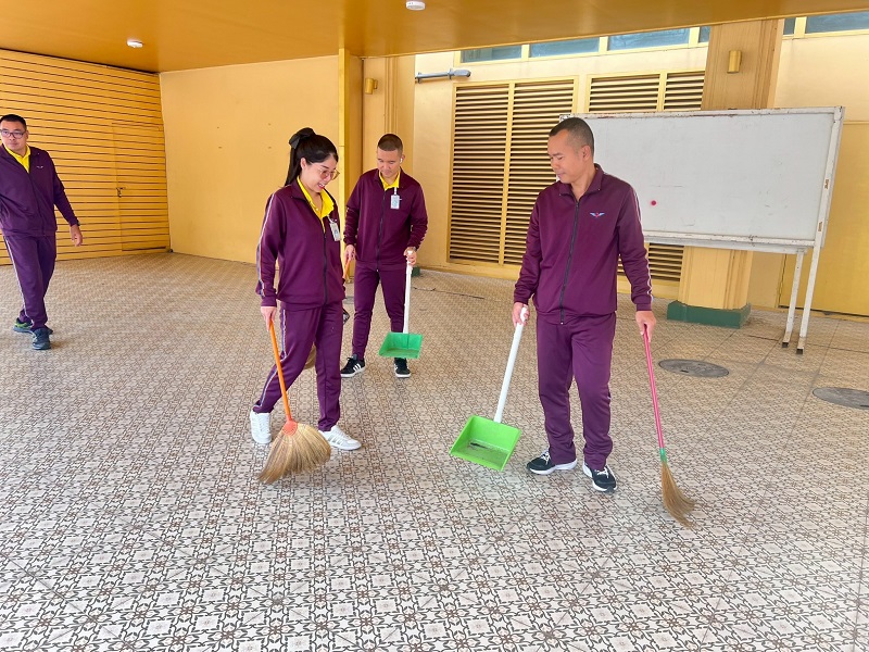 สำนักพัฒนาระบบราชการกลาโหม ได้จัดกำลังพลร่วมทำความสะอาด พื้นที่ด้านหน้าน้ำตกฝั่งอเมซอน, พื้นด้านหลังที่จอดรถผู้บังคับบัญชา ณ สำนักงานปลัดกระทรวงกลาโหม (พื้นที่ศรีสมาน)