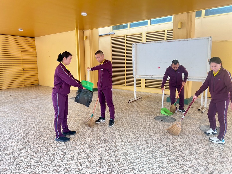 สำนักพัฒนาระบบราชการกลาโหม ได้จัดกำลังพลร่วมทำความสะอาด พื้นที่ด้านหน้าน้ำตกฝั่งอเมซอน, พื้นด้านหลังที่จอดรถผู้บังคับบัญชา ณ สำนักงานปลัดกระทรวงกลาโหม (พื้นที่ศรีสมาน)