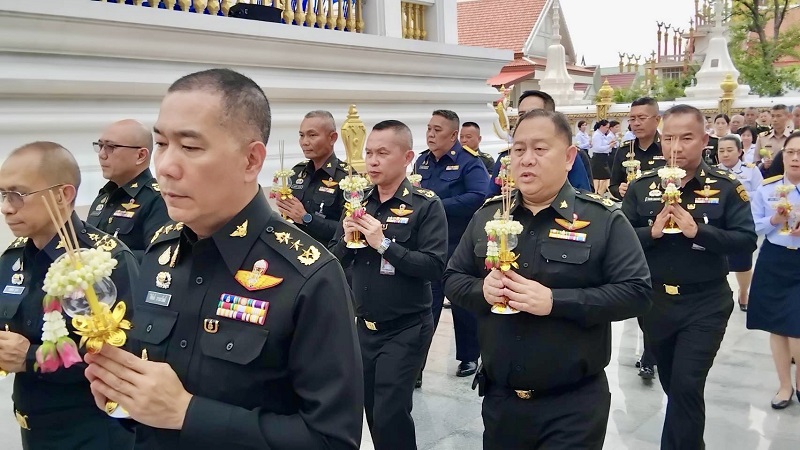 ผู้อำนวยการสำนักพัฒนาระบบราชการกลาโหม ได้มอบให้ พลตรี อภิสิทธิ์ บุศยารัศมี รองผู้อำนวยการสำนักพัฒนาระบบราชการกลาโหม นำกำลังพลของหน่วย เข้าร่วมพิธีเวียนเทียน เนื่องในวันอาสาฬหบูชา และพิธีถวายเทียนพรรษา ประจำปี พ.ศ.๒๕๖๘