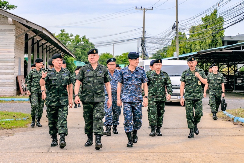 สำนักงานปลัดกระทรวงกลาโหม (สำนักพัฒนาระบบราชการกลาโหม) ในฐานะหัวหน้าคณะทำงานติดตามประเมินผลการปฏิบัติราชการกลาโหม ได้เดินทางไปติดตามความก้าวหน้าผลการดำเนินงานตัวชี้วัดของกองทัพบก และกองทัพอากาศ ประจำปีงบประมาณ พ.ศ. ๒๕๖๘