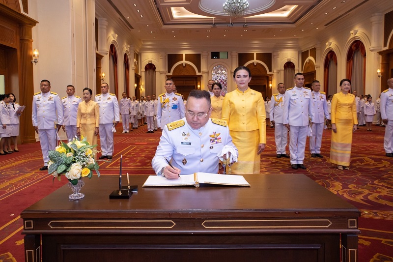 พลโท วิริทธิ์พล พานนิล ผู้อำนวยการสำนักพัฒนาระบบราชการกลาโหม และภริยา พร้อมด้วยข้าราชการของสำนักพัฒนาระบบราชการกลาโหม เข้าร่วมกิจกรรมเฉลิมพระเกียรติพระบาทสมเด็จพระเจ้าอยู่หัว เนื่องในโอกาสวันเฉลิมพระชนมพรรษา