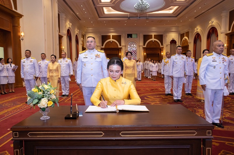 พลโท วิริทธิ์พล พานนิล ผู้อำนวยการสำนักพัฒนาระบบราชการกลาโหม และภริยา พร้อมด้วยข้าราชการของสำนักพัฒนาระบบราชการกลาโหม เข้าร่วมกิจกรรมเฉลิมพระเกียรติพระบาทสมเด็จพระเจ้าอยู่หัว เนื่องในโอกาสวันเฉลิมพระชนมพรรษา