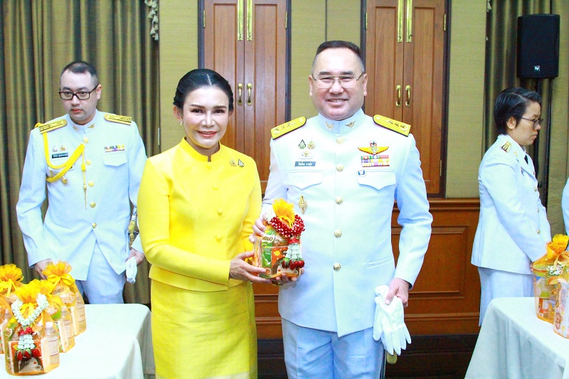 พลโท วิริทธิ์พล พานนิล ผู้อำนวยการสำนักพัฒนาระบบราชการกลาโหม และภริยา พร้อมด้วยข้าราชการของสำนักพัฒนาระบบราชการกลาโหม เข้าร่วมกิจกรรมเฉลิมพระเกียรติพระบาทสมเด็จพระเจ้าอยู่หัว เนื่องในโอกาสวันเฉลิมพระชนมพรรษา