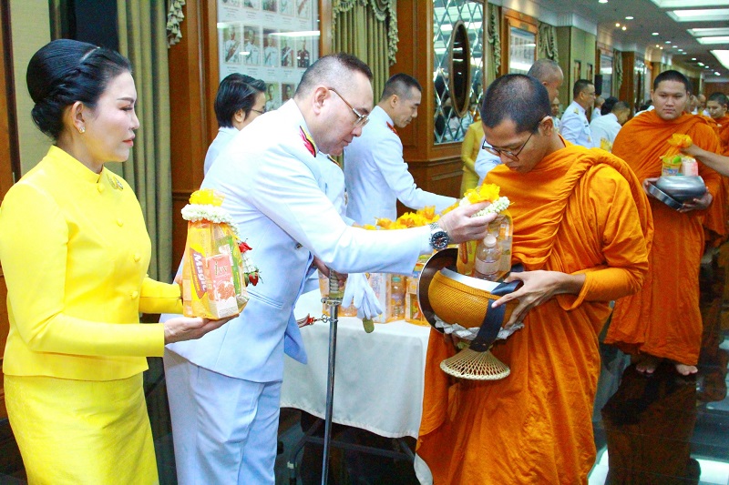 พลโท วิริทธิ์พล พานนิล ผู้อำนวยการสำนักพัฒนาระบบราชการกลาโหม และภริยา พร้อมด้วยข้าราชการของสำนักพัฒนาระบบราชการกลาโหม เข้าร่วมกิจกรรมเฉลิมพระเกียรติพระบาทสมเด็จพระเจ้าอยู่หัว เนื่องในโอกาสวันเฉลิมพระชนมพรรษา