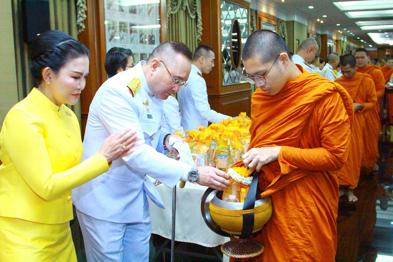 พลโท วิริทธิ์พล พานนิล ผู้อำนวยการสำนักพัฒนาระบบราชการกลาโหม และภริยา พร้อมด้วยข้าราชการของสำนักพัฒนาระบบราชการกลาโหม เข้าร่วมกิจกรรมเฉลิมพระเกียรติพระบาทสมเด็จพระเจ้าอยู่หัว เนื่องในโอกาสวันเฉลิมพระชนมพรรษา