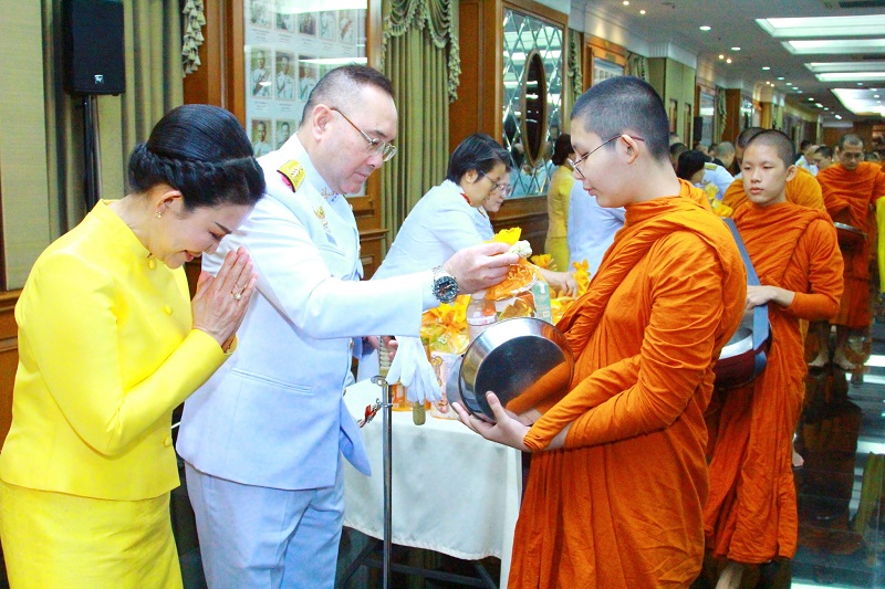 พลโท วิริทธิ์พล พานนิล ผู้อำนวยการสำนักพัฒนาระบบราชการกลาโหม และภริยา พร้อมด้วยข้าราชการของสำนักพัฒนาระบบราชการกลาโหม เข้าร่วมกิจกรรมเฉลิมพระเกียรติพระบาทสมเด็จพระเจ้าอยู่หัว เนื่องในโอกาสวันเฉลิมพระชนมพรรษา