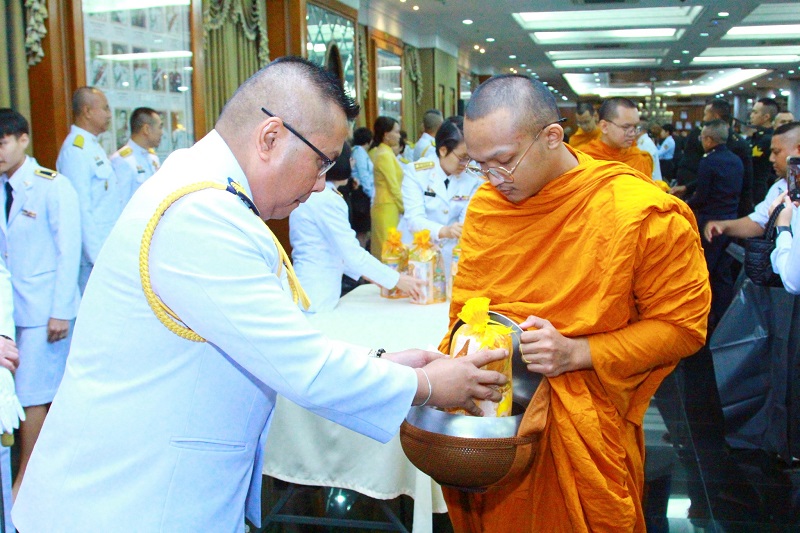 พลโท วิริทธิ์พล พานนิล ผู้อำนวยการสำนักพัฒนาระบบราชการกลาโหม และภริยา พร้อมด้วยข้าราชการของสำนักพัฒนาระบบราชการกลาโหม เข้าร่วมกิจกรรมเฉลิมพระเกียรติพระบาทสมเด็จพระเจ้าอยู่หัว เนื่องในโอกาสวันเฉลิมพระชนมพรรษา
