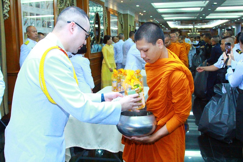 พลโท วิริทธิ์พล พานนิล ผู้อำนวยการสำนักพัฒนาระบบราชการกลาโหม และภริยา พร้อมด้วยข้าราชการของสำนักพัฒนาระบบราชการกลาโหม เข้าร่วมกิจกรรมเฉลิมพระเกียรติพระบาทสมเด็จพระเจ้าอยู่หัว เนื่องในโอกาสวันเฉลิมพระชนมพรรษา