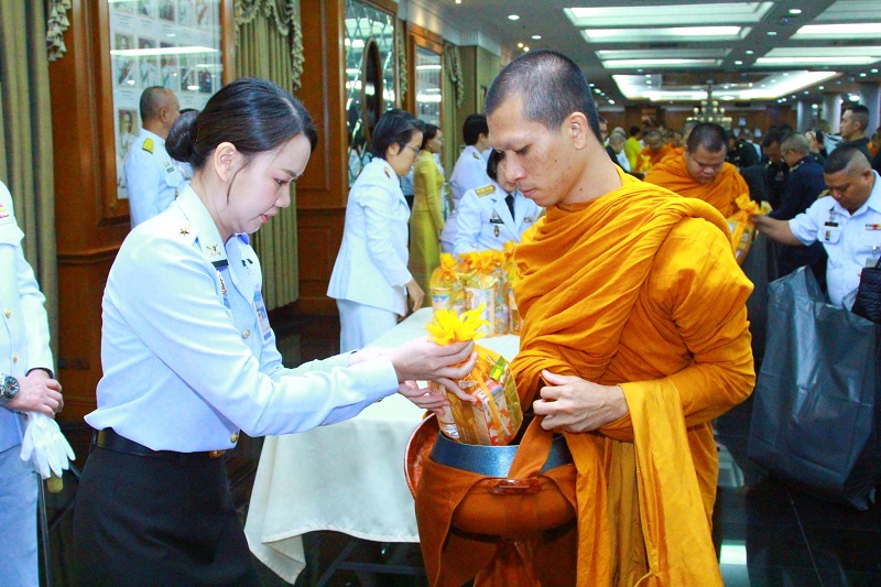 พลโท วิริทธิ์พล พานนิล ผู้อำนวยการสำนักพัฒนาระบบราชการกลาโหม และภริยา พร้อมด้วยข้าราชการของสำนักพัฒนาระบบราชการกลาโหม เข้าร่วมกิจกรรมเฉลิมพระเกียรติพระบาทสมเด็จพระเจ้าอยู่หัว เนื่องในโอกาสวันเฉลิมพระชนมพรรษา
