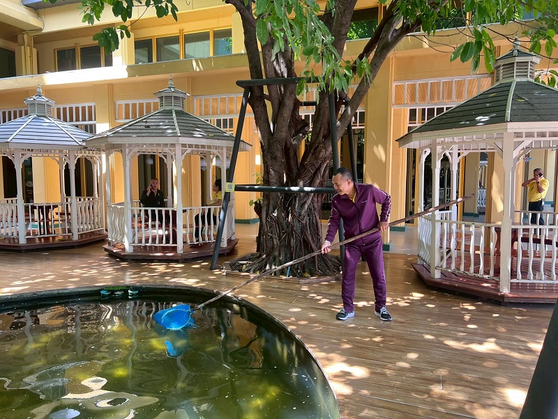 สำนักพัฒนาระบบราชการกลาโหม ได้จัดกำลังพลร่วมทำความสะอาด พื้นที่ด้านหน้าน้ำตกฝั่งอเมซอน