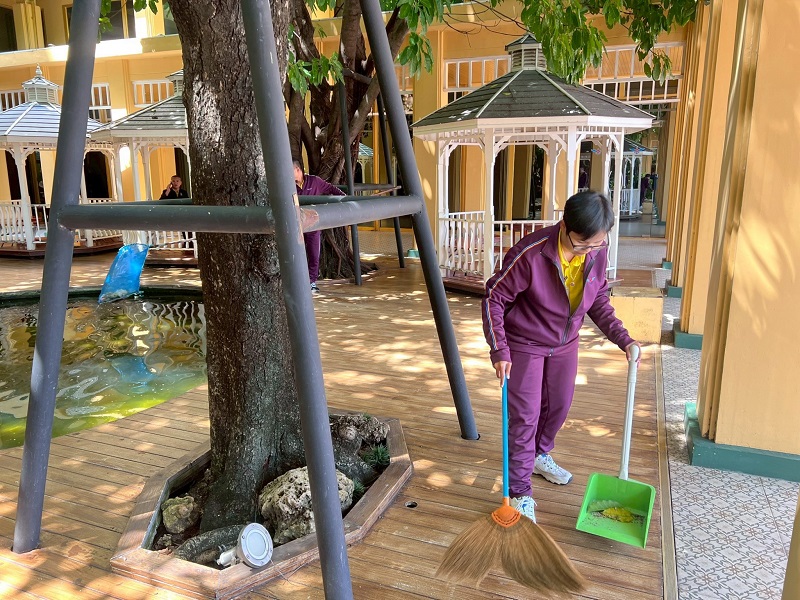 สำนักพัฒนาระบบราชการกลาโหม ได้จัดกำลังพลร่วมทำความสะอาด พื้นที่ด้านหน้าน้ำตกฝั่งอเมซอน