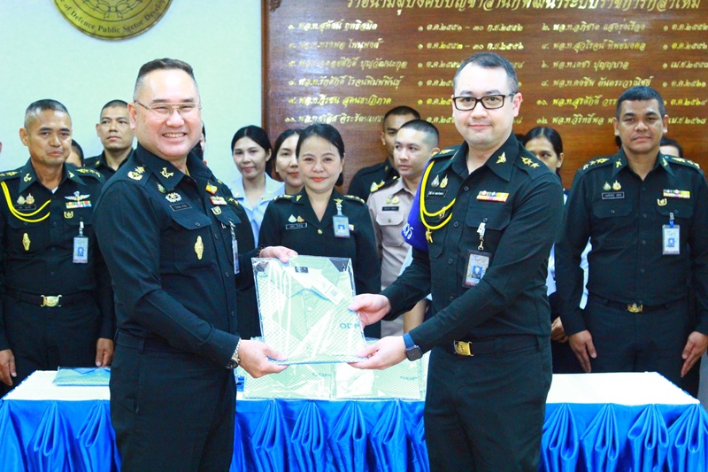 พลโท วิริทธิ์พล พานนิล ผู้อำนวยการสำนักพัฒนาระบบราชการกลาโหม ได้กรุณามอบเสื้อกีฬาประจำหน่วยให้กับข้าราชการและพนักงานราชการ