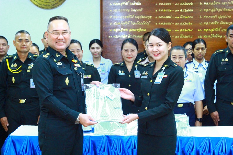 พลโท วิริทธิ์พล พานนิล ผู้อำนวยการสำนักพัฒนาระบบราชการกลาโหม ได้กรุณามอบเสื้อกีฬาประจำหน่วยให้กับข้าราชการและพนักงานราชการ