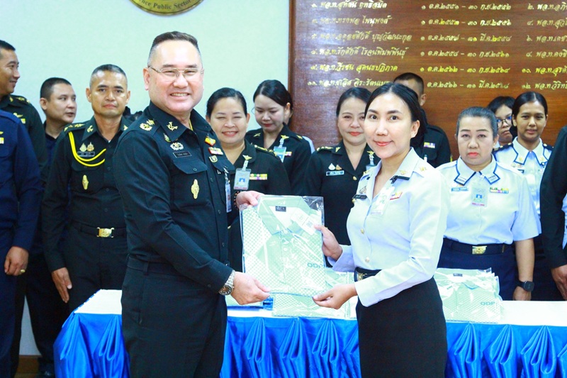 พลโท วิริทธิ์พล พานนิล ผู้อำนวยการสำนักพัฒนาระบบราชการกลาโหม ได้กรุณามอบเสื้อกีฬาประจำหน่วยให้กับข้าราชการและพนักงานราชการ