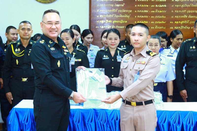 พลโท วิริทธิ์พล พานนิล ผู้อำนวยการสำนักพัฒนาระบบราชการกลาโหม ได้กรุณามอบเสื้อกีฬาประจำหน่วยให้กับข้าราชการและพนักงานราชการ