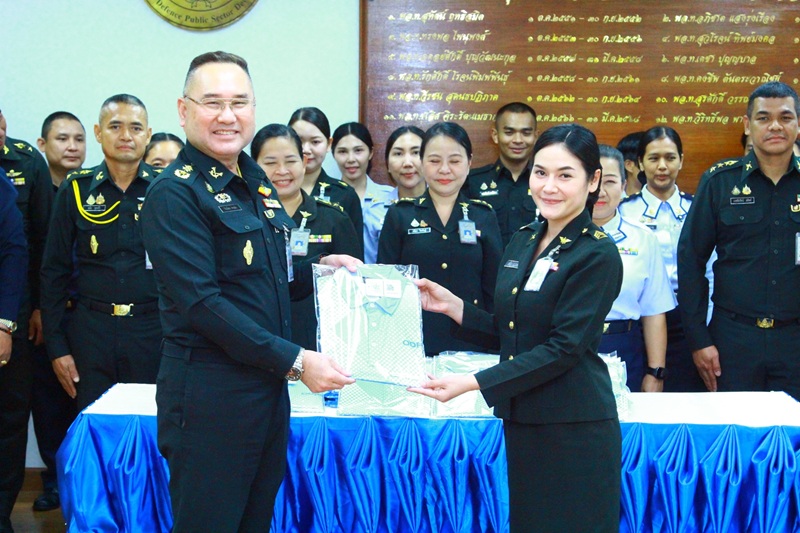 พลโท วิริทธิ์พล พานนิล ผู้อำนวยการสำนักพัฒนาระบบราชการกลาโหม ได้กรุณามอบเสื้อกีฬาประจำหน่วยให้กับข้าราชการและพนักงานราชการ
