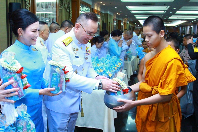 พลโท วิริทธิ์พล พานนิล ผู้อำนวยการสำนักพัฒนาระบบราชการกลาโหม และภริยา พร้อมด้วยข้าราชการของสำนักพัฒนาระบบราชการกลาโหม เข้าร่วมกิจกรรมเฉลิมพระเกียรติ สมเด็จพระนางเจ้าสิริกิติ์ พระบรมราชินีนาถ พระบรมราชชนนี พันปีหลวง เนื่องในโอกาสวันเฉลิมพระชนมพรรษา ๑๒ สิงหาคม ๒๕๖๘ ณ ห้องพินิตประชานาถ ภายในศาลาว่าการกลาโหม