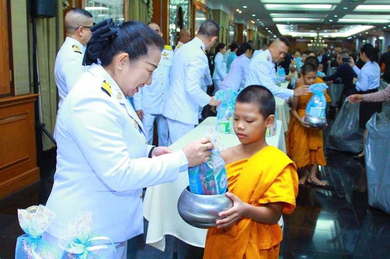 พลโท วิริทธิ์พล พานนิล ผู้อำนวยการสำนักพัฒนาระบบราชการกลาโหม และภริยา พร้อมด้วยข้าราชการของสำนักพัฒนาระบบราชการกลาโหม เข้าร่วมกิจกรรมเฉลิมพระเกียรติ สมเด็จพระนางเจ้าสิริกิติ์ พระบรมราชินีนาถ พระบรมราชชนนี พันปีหลวง เนื่องในโอกาสวันเฉลิมพระชนมพรรษา ๑๒ สิงหาคม ๒๕๖๘ ณ ห้องพินิตประชานาถ ภายในศาลาว่าการกลาโหม