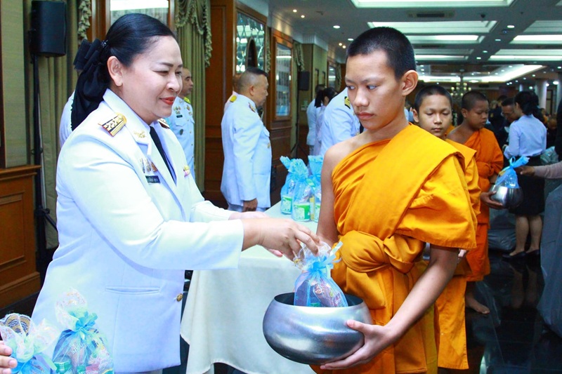 พลโท วิริทธิ์พล พานนิล ผู้อำนวยการสำนักพัฒนาระบบราชการกลาโหม และภริยา พร้อมด้วยข้าราชการของสำนักพัฒนาระบบราชการกลาโหม เข้าร่วมกิจกรรมเฉลิมพระเกียรติ สมเด็จพระนางเจ้าสิริกิติ์ พระบรมราชินีนาถ พระบรมราชชนนี พันปีหลวง เนื่องในโอกาสวันเฉลิมพระชนมพรรษา ๑๒ สิงหาคม ๒๕๖๘ ณ ห้องพินิตประชานาถ ภายในศาลาว่าการกลาโหม