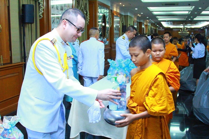 พลโท วิริทธิ์พล พานนิล ผู้อำนวยการสำนักพัฒนาระบบราชการกลาโหม และภริยา พร้อมด้วยข้าราชการของสำนักพัฒนาระบบราชการกลาโหม เข้าร่วมกิจกรรมเฉลิมพระเกียรติ สมเด็จพระนางเจ้าสิริกิติ์ พระบรมราชินีนาถ พระบรมราชชนนี พันปีหลวง เนื่องในโอกาสวันเฉลิมพระชนมพรรษา ๑๒ สิงหาคม ๒๕๖๘ ณ ห้องพินิตประชานาถ ภายในศาลาว่าการกลาโหม