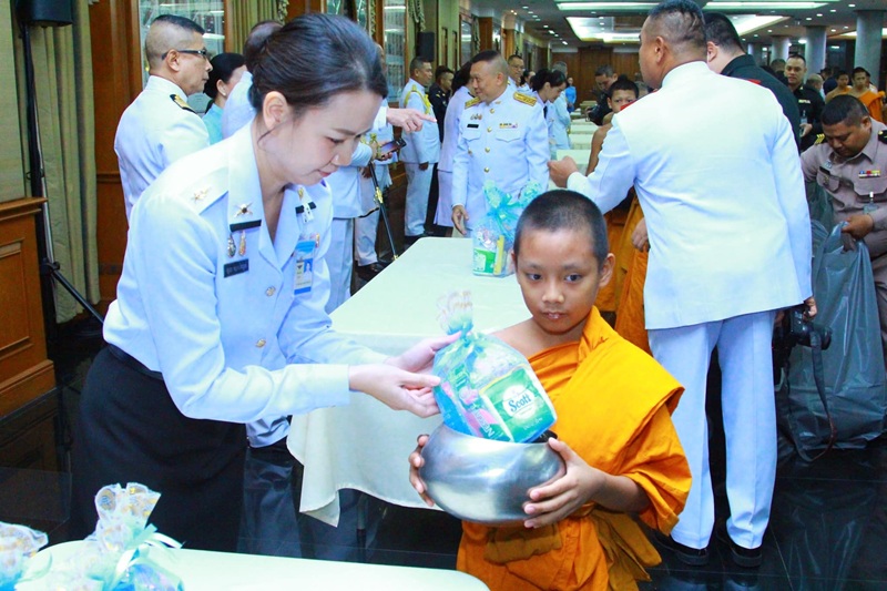 พลโท วิริทธิ์พล พานนิล ผู้อำนวยการสำนักพัฒนาระบบราชการกลาโหม และภริยา พร้อมด้วยข้าราชการของสำนักพัฒนาระบบราชการกลาโหม เข้าร่วมกิจกรรมเฉลิมพระเกียรติ สมเด็จพระนางเจ้าสิริกิติ์ พระบรมราชินีนาถ พระบรมราชชนนี พันปีหลวง เนื่องในโอกาสวันเฉลิมพระชนมพรรษา ๑๒ สิงหาคม ๒๕๖๘ ณ ห้องพินิตประชานาถ ภายในศาลาว่าการกลาโหม