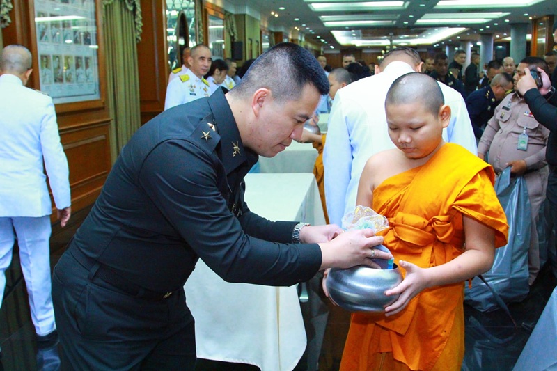 พลโท วิริทธิ์พล พานนิล ผู้อำนวยการสำนักพัฒนาระบบราชการกลาโหม และภริยา พร้อมด้วยข้าราชการของสำนักพัฒนาระบบราชการกลาโหม เข้าร่วมกิจกรรมเฉลิมพระเกียรติ สมเด็จพระนางเจ้าสิริกิติ์ พระบรมราชินีนาถ พระบรมราชชนนี พันปีหลวง เนื่องในโอกาสวันเฉลิมพระชนมพรรษา ๑๒ สิงหาคม ๒๕๖๘ ณ ห้องพินิตประชานาถ ภายในศาลาว่าการกลาโหม