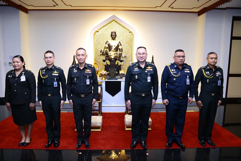 พลโท วิริทธิ์พล พานนิล ผู้อำนวยการสำนักพัฒนาระบบราชการกลาโหม ได้นำหัวหน้าหน่วยขึ้นตรงสำนักพัฒนาระบบราชการกลาโหม เข้าสักการะสิ่งศักดิ์ภายในศาลาว่าการกลาโหม