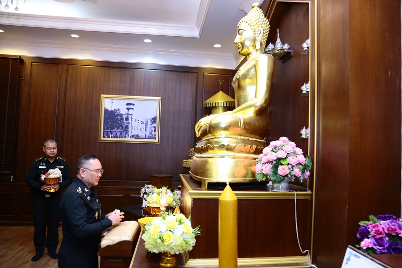 พลโท วิริทธิ์พล พานนิล ผู้อำนวยการสำนักพัฒนาระบบราชการกลาโหม ได้นำหัวหน้าหน่วยขึ้นตรงสำนักพัฒนาระบบราชการกลาโหม เข้าสักการะสิ่งศักดิ์ภายในศาลาว่าการกลาโหม