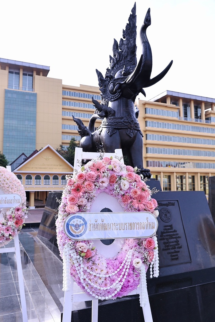 ผอ.สพร.กห. ได้กรุณามอบให้ พล.ร.ต.ธนิตพงศ์ สิริเศวตศักดิ์ ร.น. รอง ผอ.สพร.กห. เป็นผู้แทน ผอ.สพร.กห. นำกำลังพลของหน่วย เข้าร่วมพิธีวางพวงมาลาถวายราชสักการะพระบรมราชานุสาวรีย์พระบาทสมเด็จพระจุลจอมเกล้าเจ้าอยู่หัว (รัชกาลที่ ๕) เนื่องในวันปิยมหาราช ๒๓ ต.ค.๖๘
