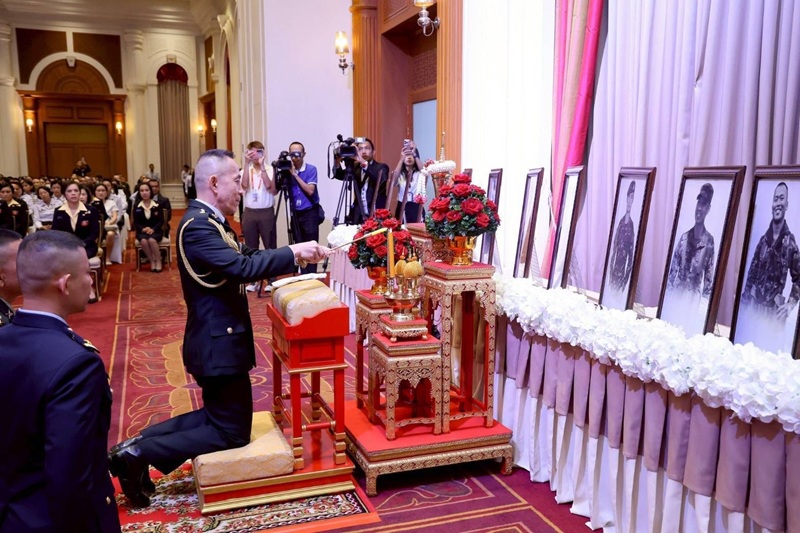 สป. จัดพิธีสดุดีกำลังพลที่เสียชีวิตจากสถานการณ์กรณีพิพาทชายแดนไทย – กัมพูชา