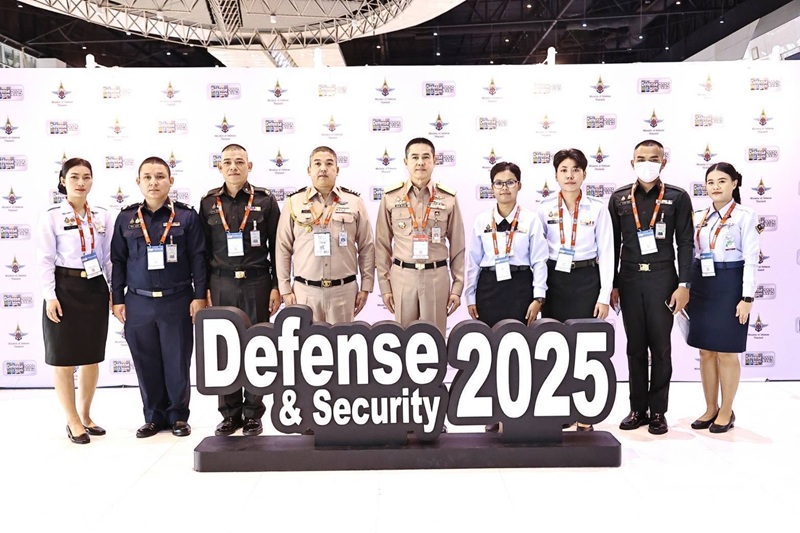 ผอ.สพร.กห. ได้กรุณามอบให้ พล.ร.ต.ธนิตพงศ์ สิริเศวตศักดิ์ ร.น. รอง ผอ.สพร.กห. เป็นผู้แทน นำกำลังพลของหน่วยเข้าร่วมชมงานนิทรรศการอุปกรณ์ป้องกันประเทศ (Defense & Security 2025)