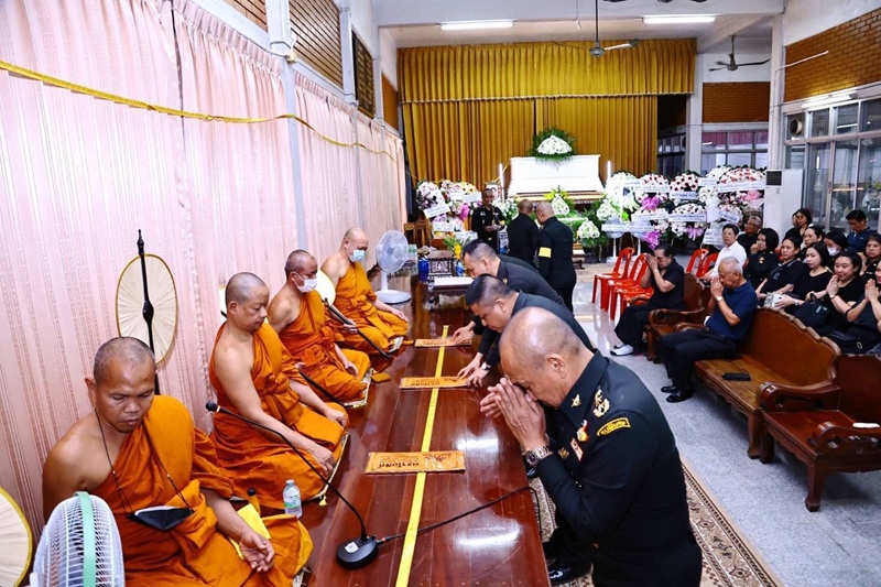 พล.ท.กัณฑ์ชัย ประจวบอารีย์ ผอ.สพร.กห. ได้นำข้าราชการ สพร.กห. เข้าร่วมพิธีรดน้ำศพและฟังสวดพระอภิธรรม คุณแม่สุวนันท์ ไชยโกฏิ มารดาของ พ.อ.หญิง ศศิมา ไชยโกฏิ รอง ผอ.กนผ.สพร.กห. เพื่อแสดงความอาลัยและให้กำลังใจแก่ครอบครัวผู้วายชนม์ ณ ศาลา ๑ วัดมูลจินดาราม อ.ธัญบุรี จ.ปทุมธานี