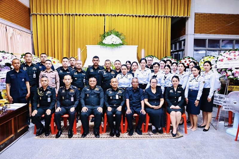 พล.ท.กัณฑ์ชัย ประจวบอารีย์ ผอ.สพร.กห. ได้นำข้าราชการ สพร.กห. เข้าร่วมพิธีรดน้ำศพและฟังสวดพระอภิธรรม คุณแม่สุวนันท์ ไชยโกฏิ มารดาของ พ.อ.หญิง ศศิมา ไชยโกฏิ รอง ผอ.กนผ.สพร.กห. เพื่อแสดงความอาลัยและให้กำลังใจแก่ครอบครัวผู้วายชนม์ ณ ศาลา ๑ วัดมูลจินดาราม อ.ธัญบุรี จ.ปทุมธานี