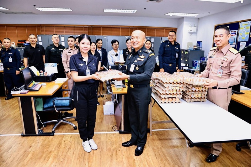 พล.ท.กัณฑ์ชัย ประจวบอารีย์ ผอ.สพร.กห. ได้มอบเครื่องอุปโภคบริโภคให้แก่กำลังพล เพื่อบรรเทาภาระค่าใช้จ่ายในครอบครัว