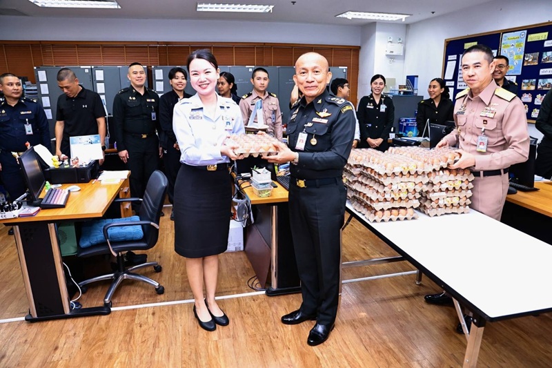พล.ท.กัณฑ์ชัย ประจวบอารีย์ ผอ.สพร.กห. ได้มอบเครื่องอุปโภคบริโภคให้แก่กำลังพล เพื่อบรรเทาภาระค่าใช้จ่ายในครอบครัว