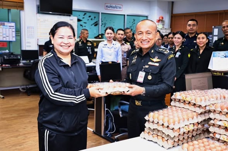 พล.ท.กัณฑ์ชัย ประจวบอารีย์ ผอ.สพร.กห. ได้มอบเครื่องอุปโภคบริโภคให้แก่กำลังพล เพื่อบรรเทาภาระค่าใช้จ่ายในครอบครัว