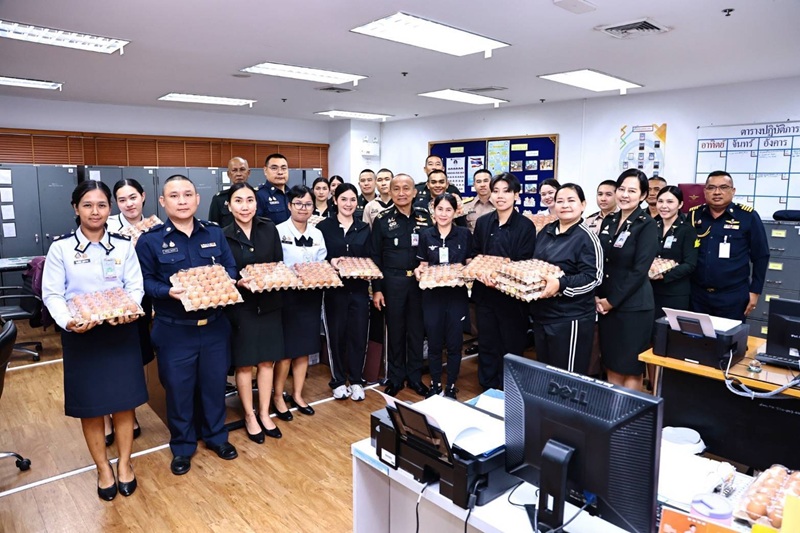พล.ท.กัณฑ์ชัย ประจวบอารีย์ ผอ.สพร.กห. ได้มอบเครื่องอุปโภคบริโภคให้แก่กำลังพล เพื่อบรรเทาภาระค่าใช้จ่ายในครอบครัว