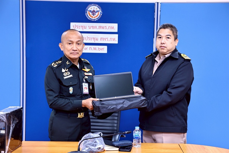 สพร.กห. ได้จัดการประชุม หน.นขต.สพร.กห. ครั้งที่ ๑/๒๕๖๙ ณ ห้องประชุม สพร.กห. ชั้น ๒ อาคาร สป. (ศรีสมาน) โดยมี พล.ท.กัณฑ์ชัย ประจวบอารีย์ ผอ.สพร.กห. เป็นประธาน ซึ่งมีวัตถุประสงค์เพื่อติดตามผลการดำเนินงานที่ผ่านมา และเสนอแผนการดำเนินงานในห้วงต่อไป ในโอกาสนี้ ผอ.สพร.กห. ยังได้มอบเครื่องคอมพิวเตอร์ทั้งแบบตั้งโต๊ะและโน้ตบุ๊ก จำนวนอย่างละ ๑ ชุด เพื่อใช้สนับสนุนในการปฏิบัติงานอีกด้วย