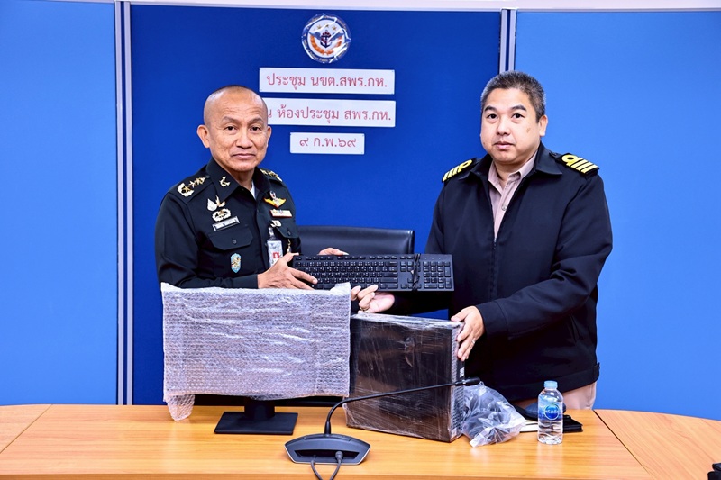 สพร.กห. ได้จัดการประชุม หน.นขต.สพร.กห. ครั้งที่ ๑/๒๕๖๙ ณ ห้องประชุม สพร.กห. ชั้น ๒ อาคาร สป. (ศรีสมาน) โดยมี พล.ท.กัณฑ์ชัย ประจวบอารีย์ ผอ.สพร.กห. เป็นประธาน ซึ่งมีวัตถุประสงค์เพื่อติดตามผลการดำเนินงานที่ผ่านมา และเสนอแผนการดำเนินงานในห้วงต่อไป ในโอกาสนี้ ผอ.สพร.กห. ยังได้มอบเครื่องคอมพิวเตอร์ทั้งแบบตั้งโต๊ะและโน้ตบุ๊ก จำนวนอย่างละ ๑ ชุด เพื่อใช้สนับสนุนในการปฏิบัติงานอีกด้วย
