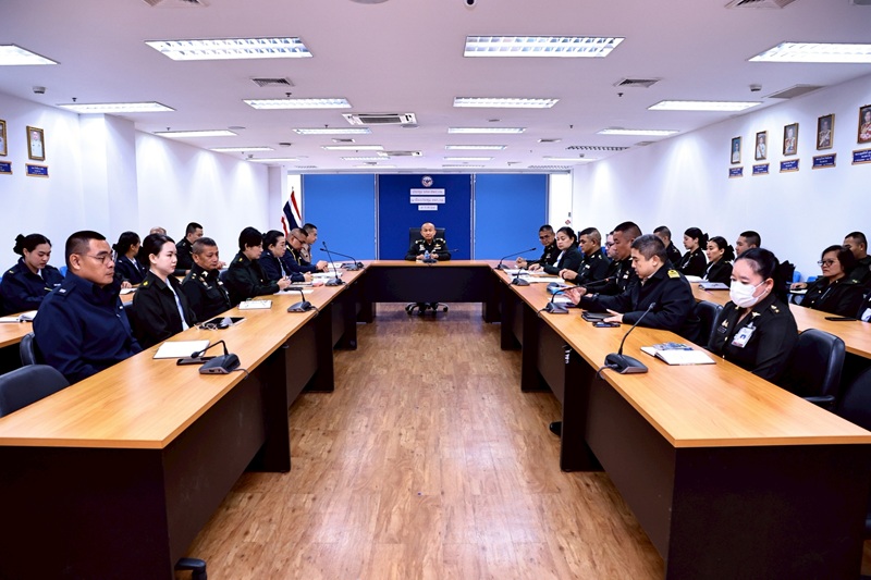 สพร.กห. ได้จัดการประชุม หน.นขต.สพร.กห. ครั้งที่ ๑/๒๕๖๙ ณ ห้องประชุม สพร.กห. ชั้น ๒ อาคาร สป. (ศรีสมาน) โดยมี พล.ท.กัณฑ์ชัย ประจวบอารีย์ ผอ.สพร.กห. เป็นประธาน ซึ่งมีวัตถุประสงค์เพื่อติดตามผลการดำเนินงานที่ผ่านมา และเสนอแผนการดำเนินงานในห้วงต่อไป ในโอกาสนี้ ผอ.สพร.กห. ยังได้มอบเครื่องคอมพิวเตอร์ทั้งแบบตั้งโต๊ะและโน้ตบุ๊ก จำนวนอย่างละ ๑ ชุด เพื่อใช้สนับสนุนในการปฏิบัติงานอีกด้วย