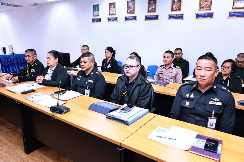 สพร.กห. ได้จัดการประชุม หน.นขต.สพร.กห. ครั้งที่ ๑/๒๕๖๙ ณ ห้องประชุม สพร.กห. ชั้น ๒ อาคาร สป. (ศรีสมาน) โดยมี พล.ท.กัณฑ์ชัย ประจวบอารีย์ ผอ.สพร.กห. เป็นประธาน ซึ่งมีวัตถุประสงค์เพื่อติดตามผลการดำเนินงานที่ผ่านมา และเสนอแผนการดำเนินงานในห้วงต่อไป ในโอกาสนี้ ผอ.สพร.กห. ยังได้มอบเครื่องคอมพิวเตอร์ทั้งแบบตั้งโต๊ะและโน้ตบุ๊ก จำนวนอย่างละ ๑ ชุด เพื่อใช้สนับสนุนในการปฏิบัติงานอีกด้วย