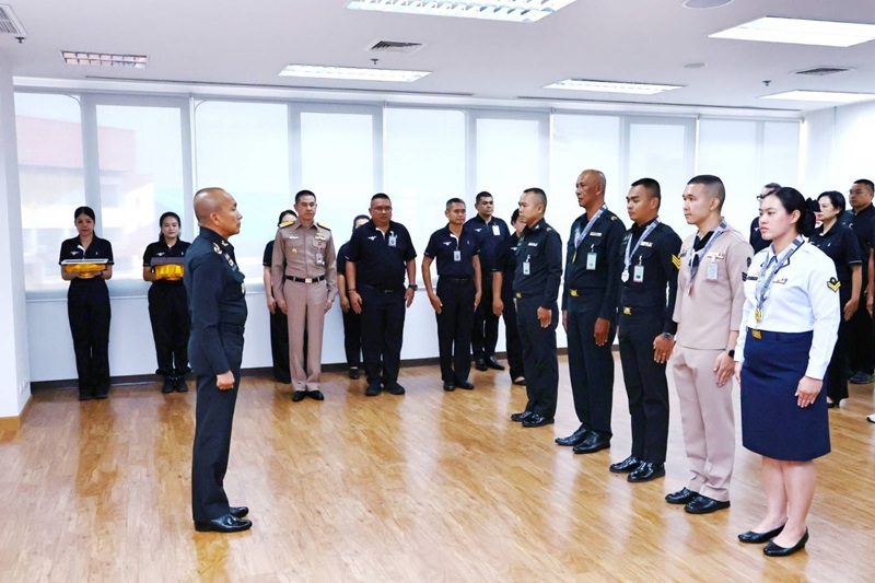 สพร.กห. ได้จัดพิธีมอบใบประกาศเกียรติคุณและมอบเครื่องอุปโภคบริโภคให้กับกำลังพลของ สพร.กห. ณ ห้องประชุม สพร.กห. ชั้น ๒ อาคาร สป. (ศรีสมาน) โดยมี พล.ท.กัณฑ์ชัย ประจวบอารีย์ ผอ.สพร.กห. เป็นประธาน