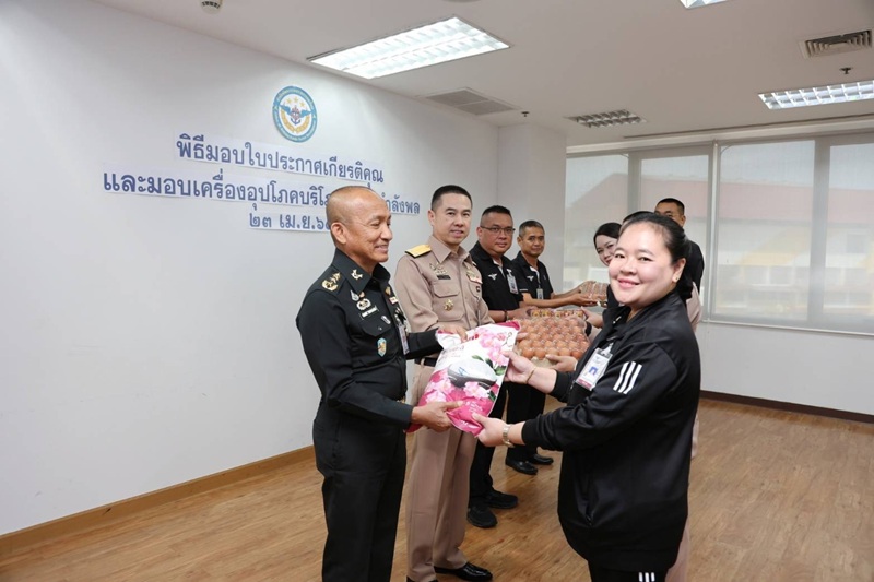 สพร.กห. ได้จัดพิธีมอบใบประกาศเกียรติคุณและมอบเครื่องอุปโภคบริโภคให้กับกำลังพลของ สพร.กห. ณ ห้องประชุม สพร.กห. ชั้น ๒ อาคาร สป. (ศรีสมาน) โดยมี พล.ท.กัณฑ์ชัย ประจวบอารีย์ ผอ.สพร.กห. เป็นประธาน