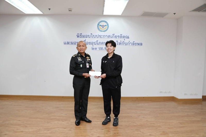 สพร.กห. ได้จัดพิธีมอบใบประกาศเกียรติคุณและมอบเครื่องอุปโภคบริโภคให้กับกำลังพลของ สพร.กห. ณ ห้องประชุม สพร.กห. ชั้น ๒ อาคาร สป. (ศรีสมาน) โดยมี พล.ท.กัณฑ์ชัย ประจวบอารีย์ ผอ.สพร.กห. เป็นประธาน