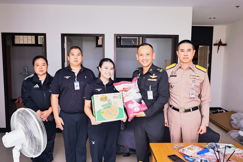 พล.ท.กัณฑ์ชัย ประจวบอารีย์ ผอ.สพร.กห. ได้มอบหมายให้ รอง ผอ.สพร.กห. เป็นผู้แทน เข้าตรวจเยี่ยมที่พักอาศัยกำลังพล ณ อาคารที่พักอาศัยนายทหารประทวน (ตึก ส.๑) พื้นที่ศรีสมาน อ.ปากเกร็ด จ.นนทบุรี